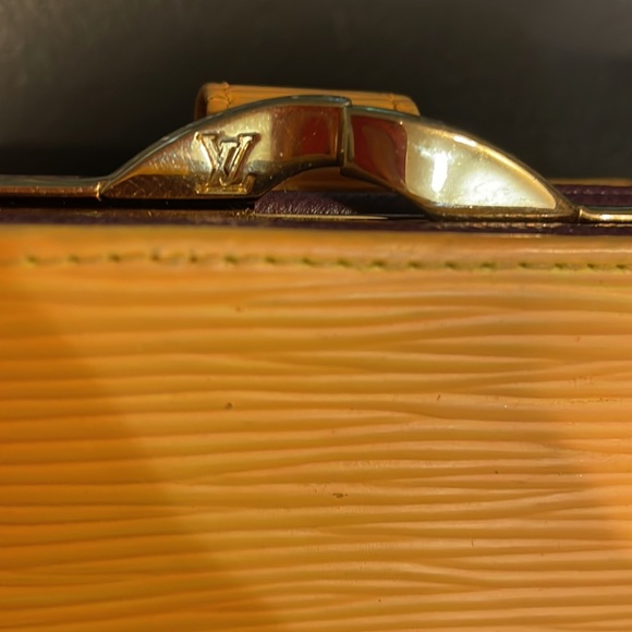 Louis Vuitton EPI yellow kiss lock wallet purple interior MI0092 - Picture 8 of 13